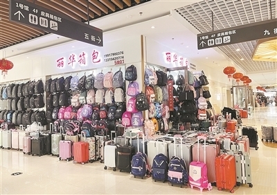 開學(xué)季遇上旅游熱，南昌箱包市場銷售火爆，日用百貨同步升溫